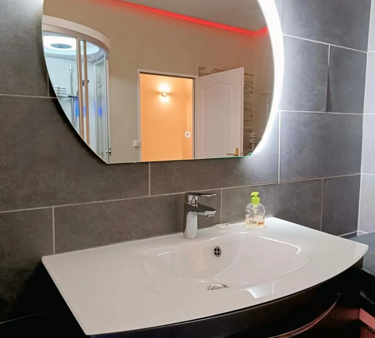아파트 Very Quiet 2-Person Studio With A Hot Tub 빌뢰르반