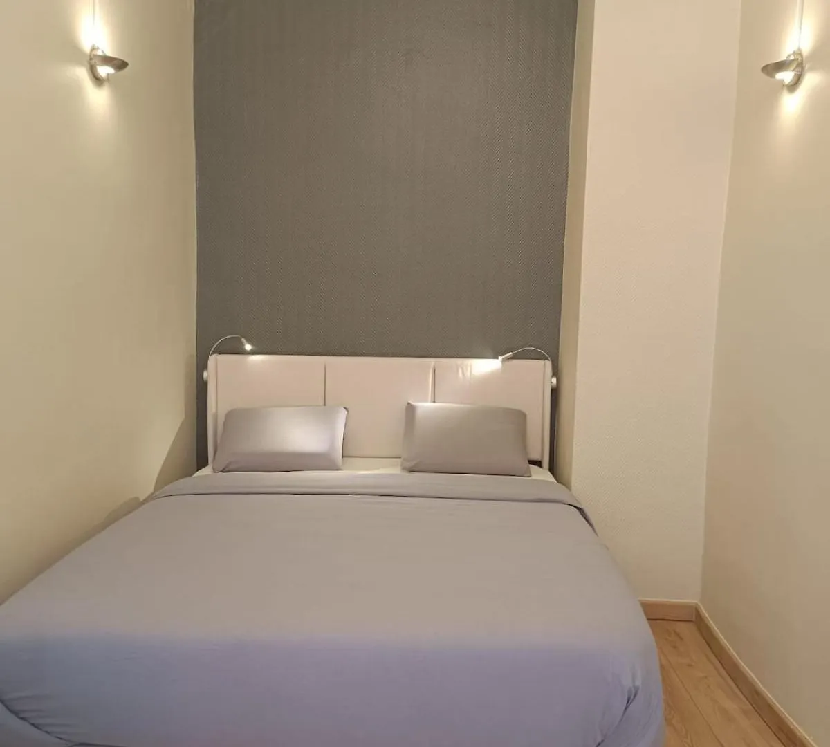 Very Quiet 2-Person Studio With A Hot Tub 빌뢰르반 아파트